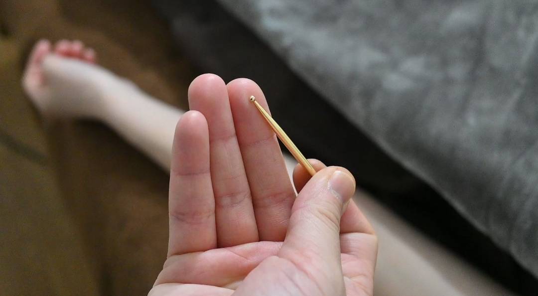 刺さないはり（ていしん）先が丸くなっています。