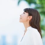 上を見上げている女性の横顔