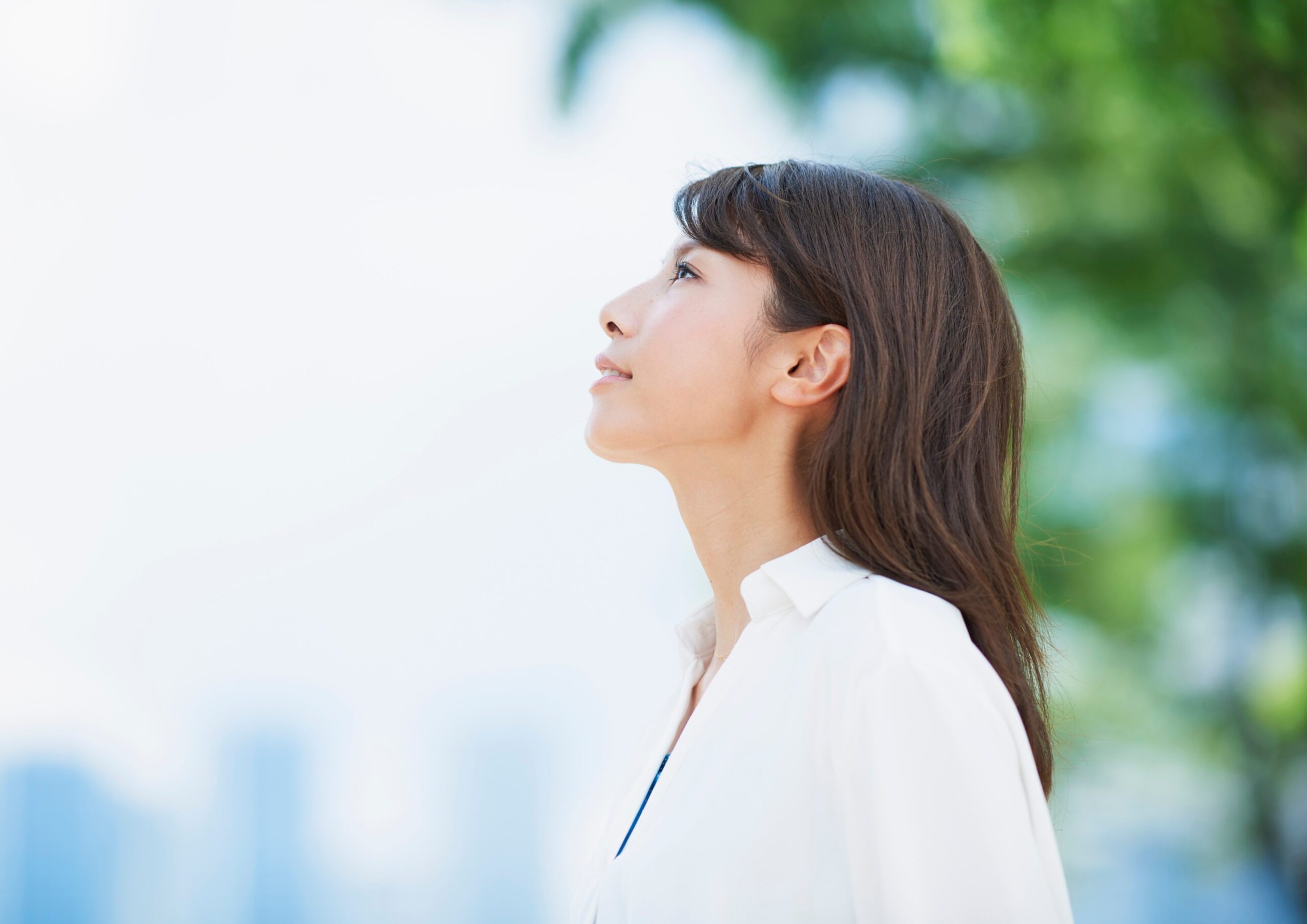 上を見上げている女性の横顔