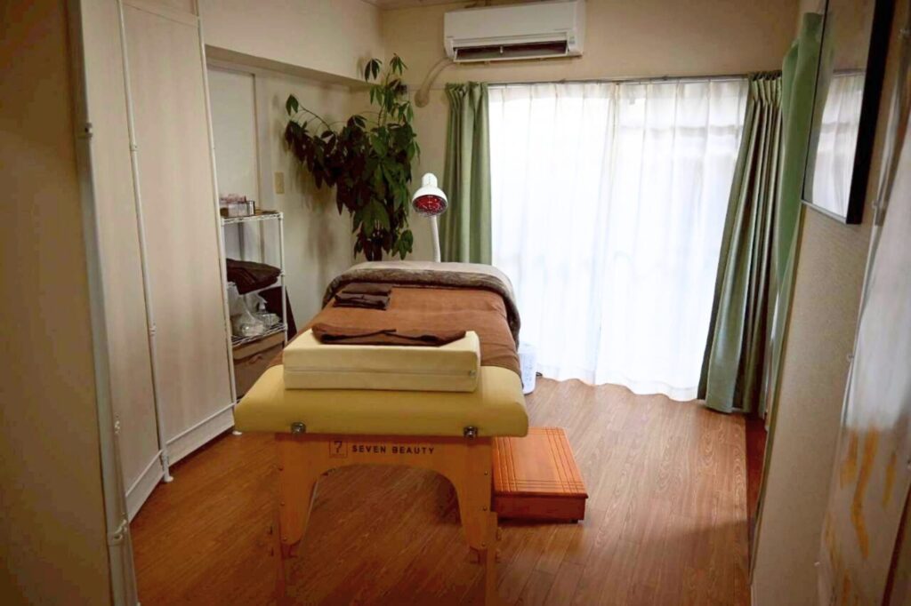 施術室の様子です。中央にベッドその右側に木製の踏み台があります。