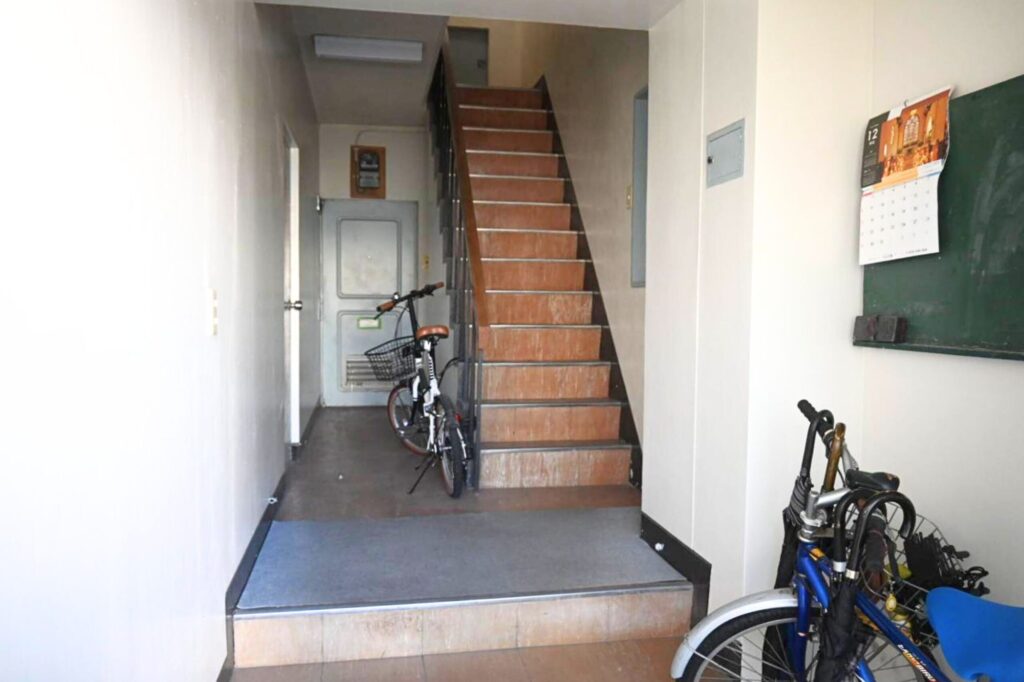 建物玄関から入って2階に当院がございます。階段の幅が細いため、お気を付けてお越しください。