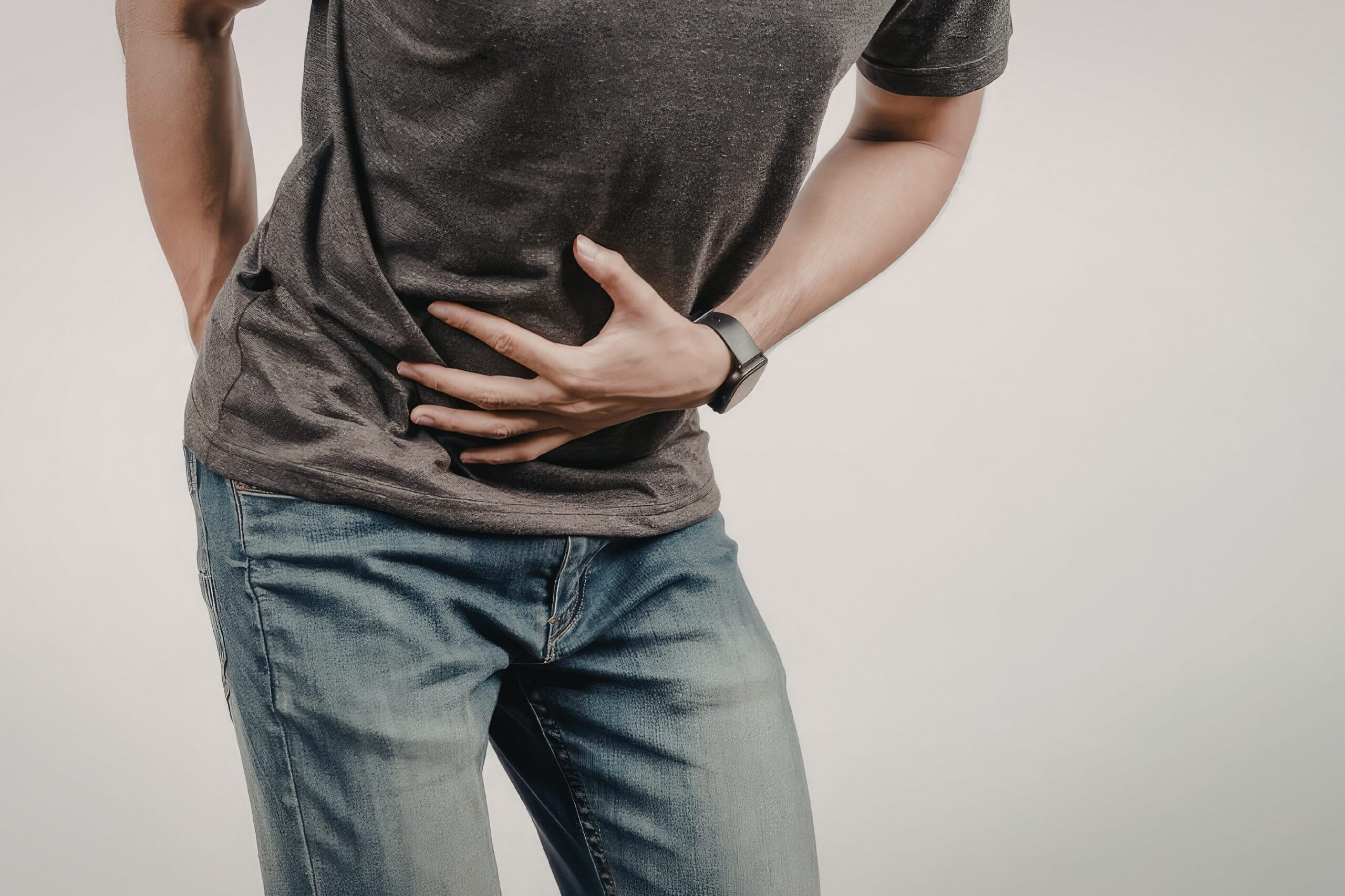 お腹を押さえている男性