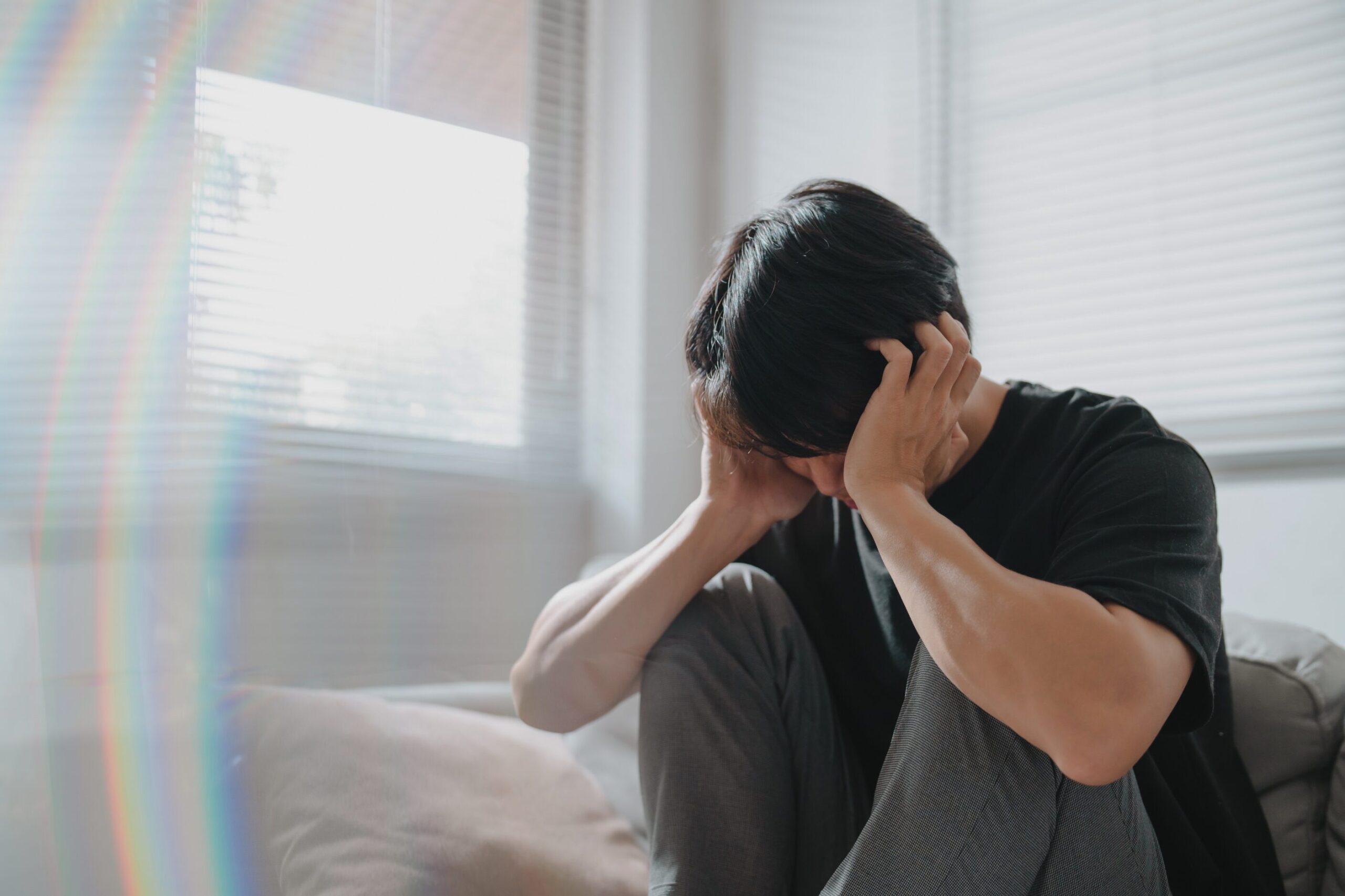 頭を抱えている男性