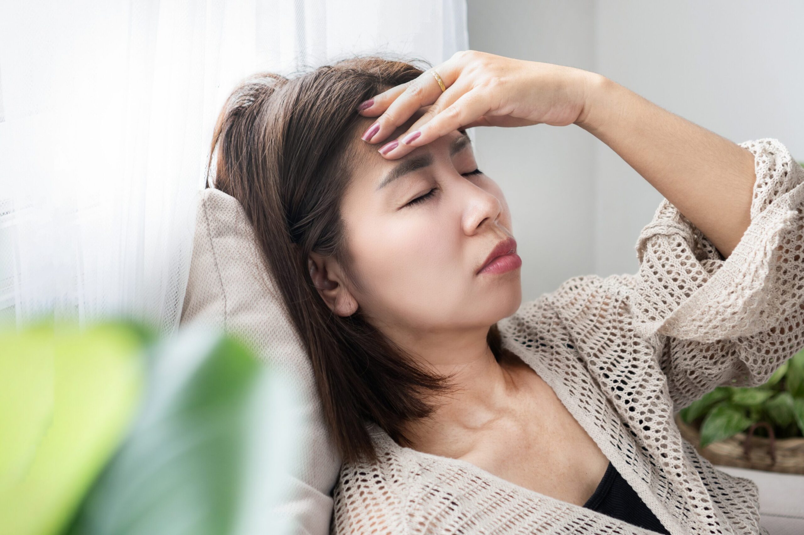 頭をおさえる女性
