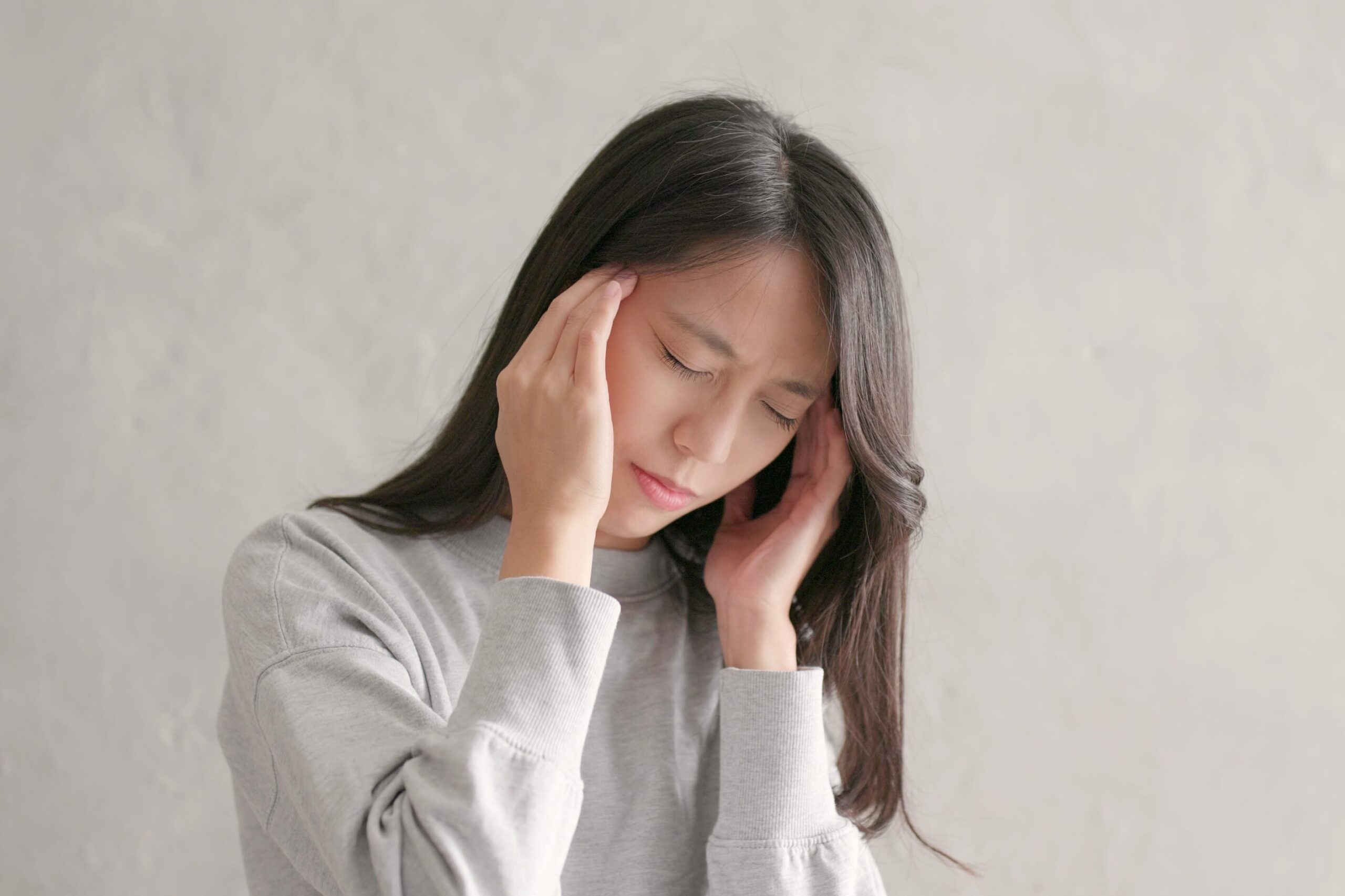 頭痛に悩む女性